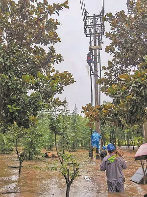 河南遭遇重大汛情</p><p>　　国家电网迅速组织力量防汛救灾保供电