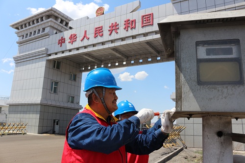 “国门上的供电所”送电更送情